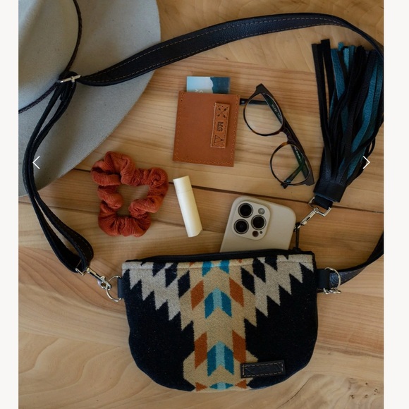 Pendleton Handbags - Pendleton crossbody